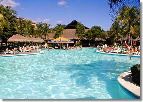 Der Badebereich: Swimming-Pool mit Bar und Jacuzzi