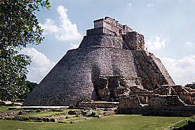 Pyramide des Wahrsagers (Pir�mide de Adivino) in Uxmal