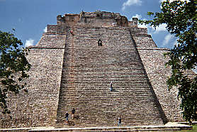 Pyramide des Wahrsagers (Pir�mide de Adivino) in Uxmal